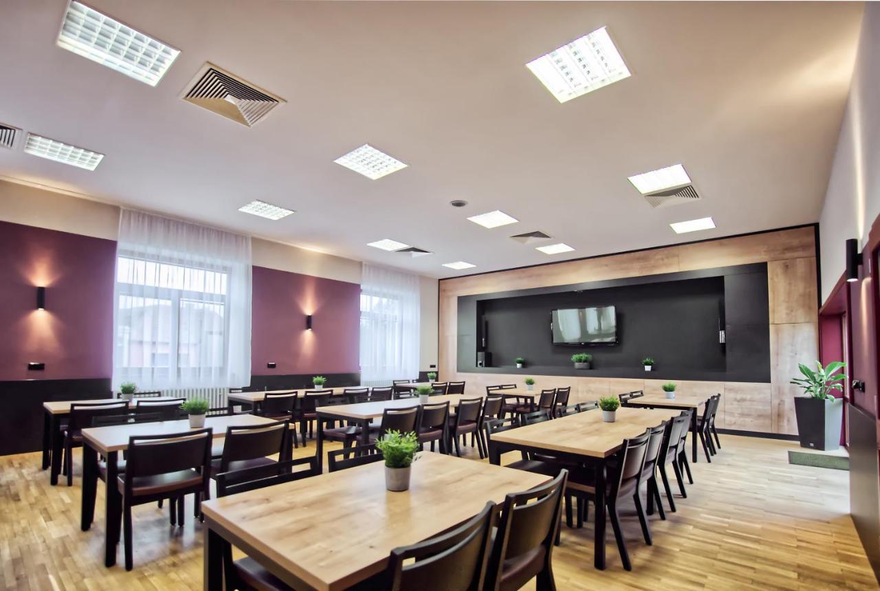 Restaurace A Penzion Praha Dolní Dunajovice Eksteriør bilde