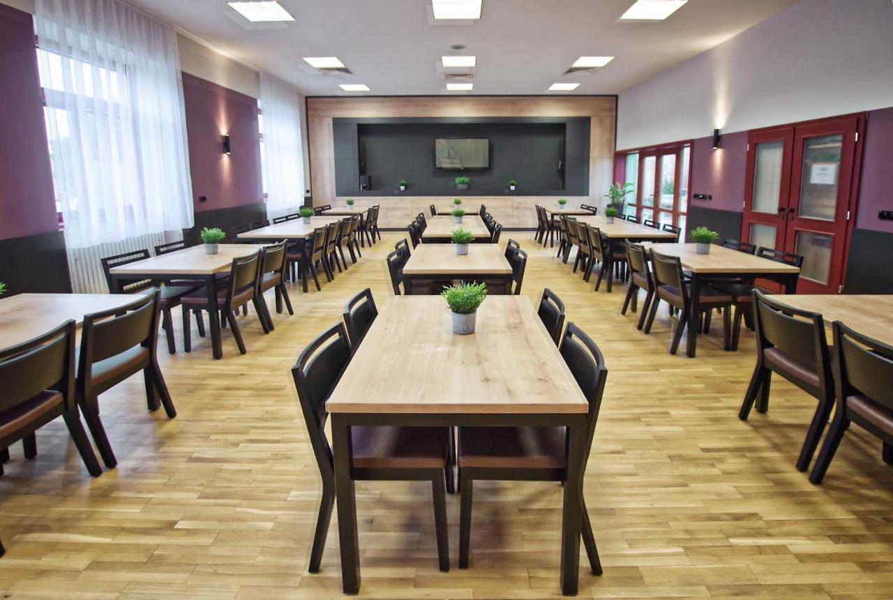 Restaurace A Penzion Praha Dolní Dunajovice Eksteriør bilde