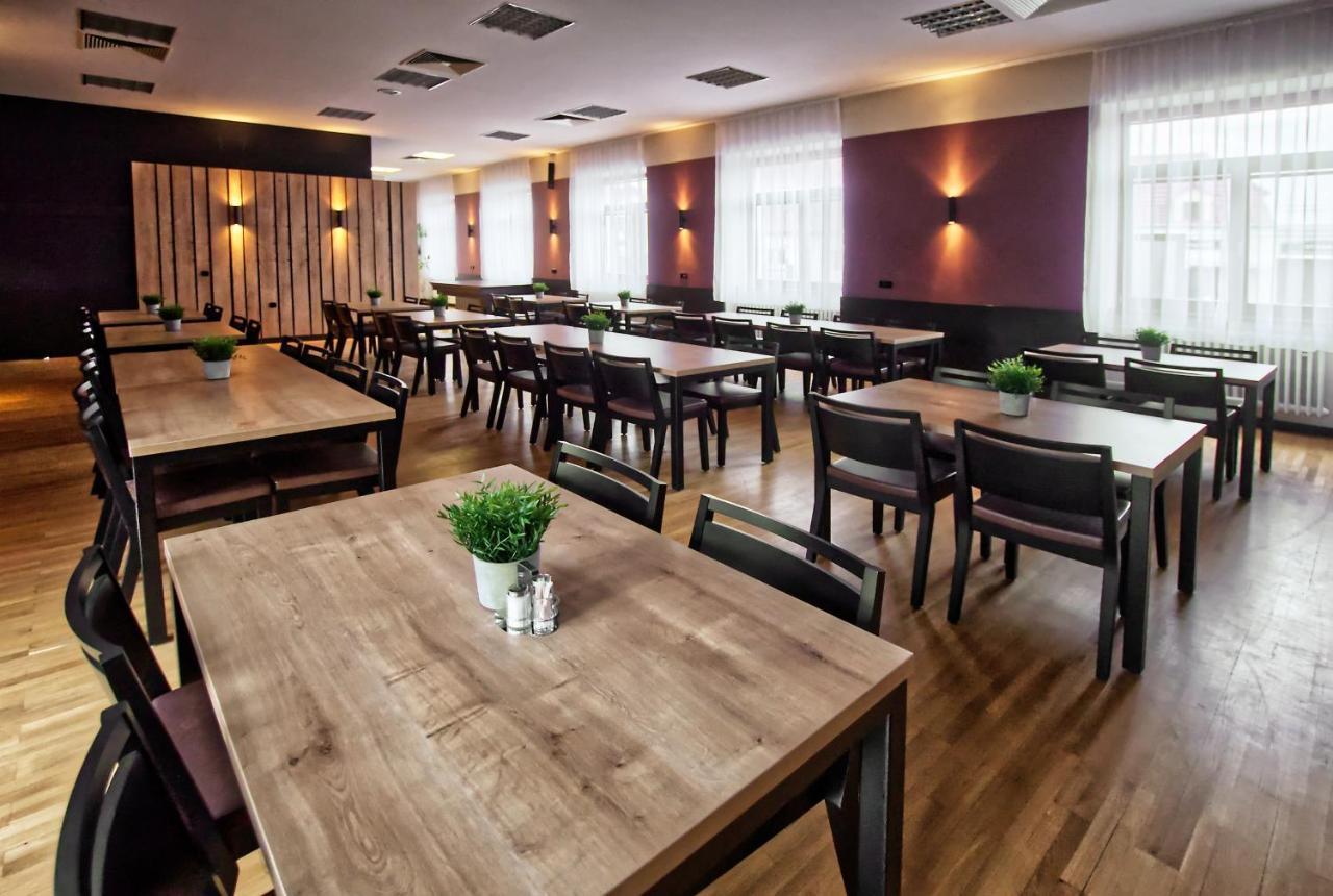 Restaurace A Penzion Praha Dolní Dunajovice Eksteriør bilde