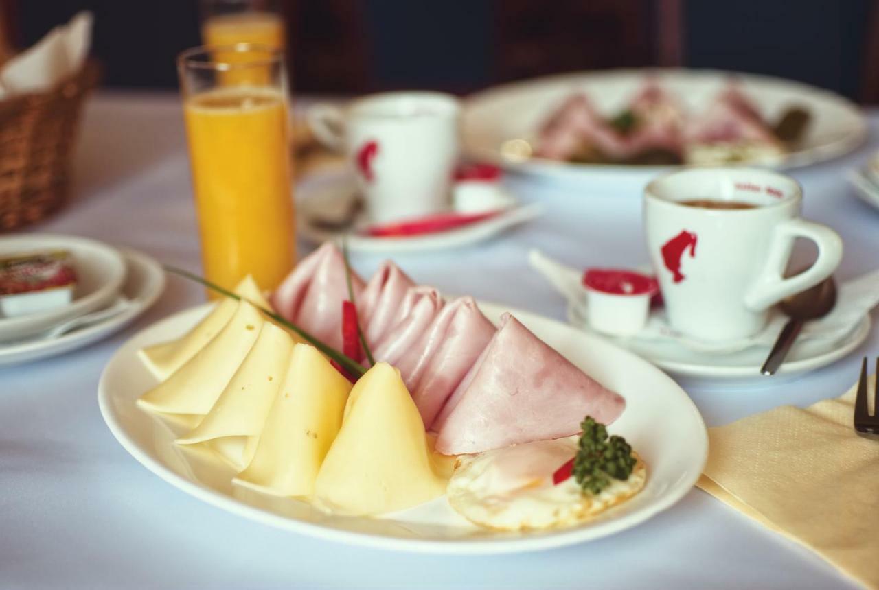Restaurace A Penzion Praha Dolní Dunajovice Eksteriør bilde
