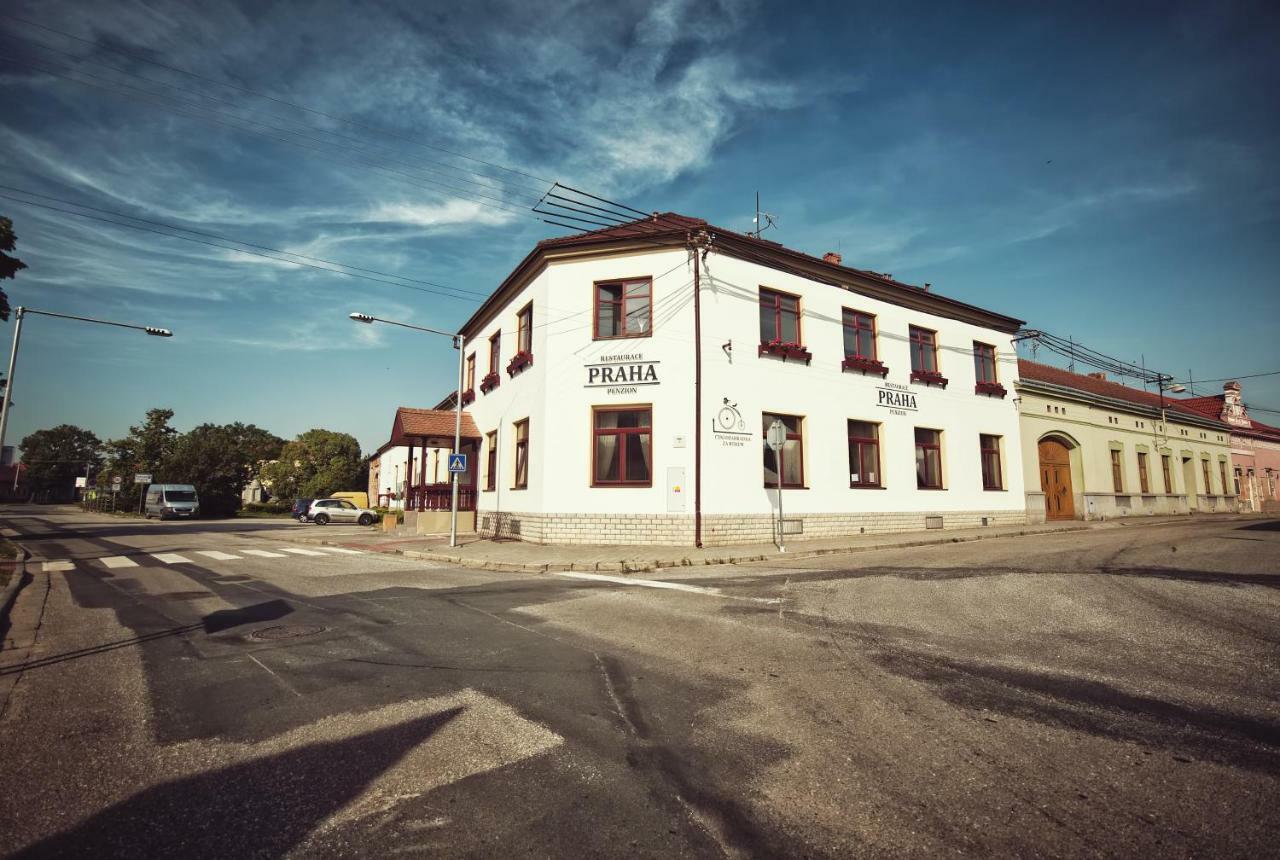 Restaurace A Penzion Praha Dolní Dunajovice Eksteriør bilde