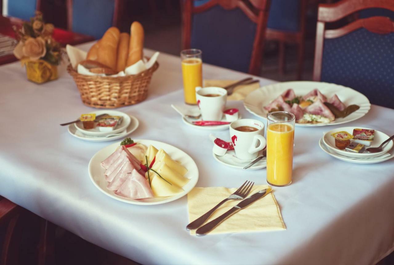 Restaurace A Penzion Praha Dolní Dunajovice Eksteriør bilde