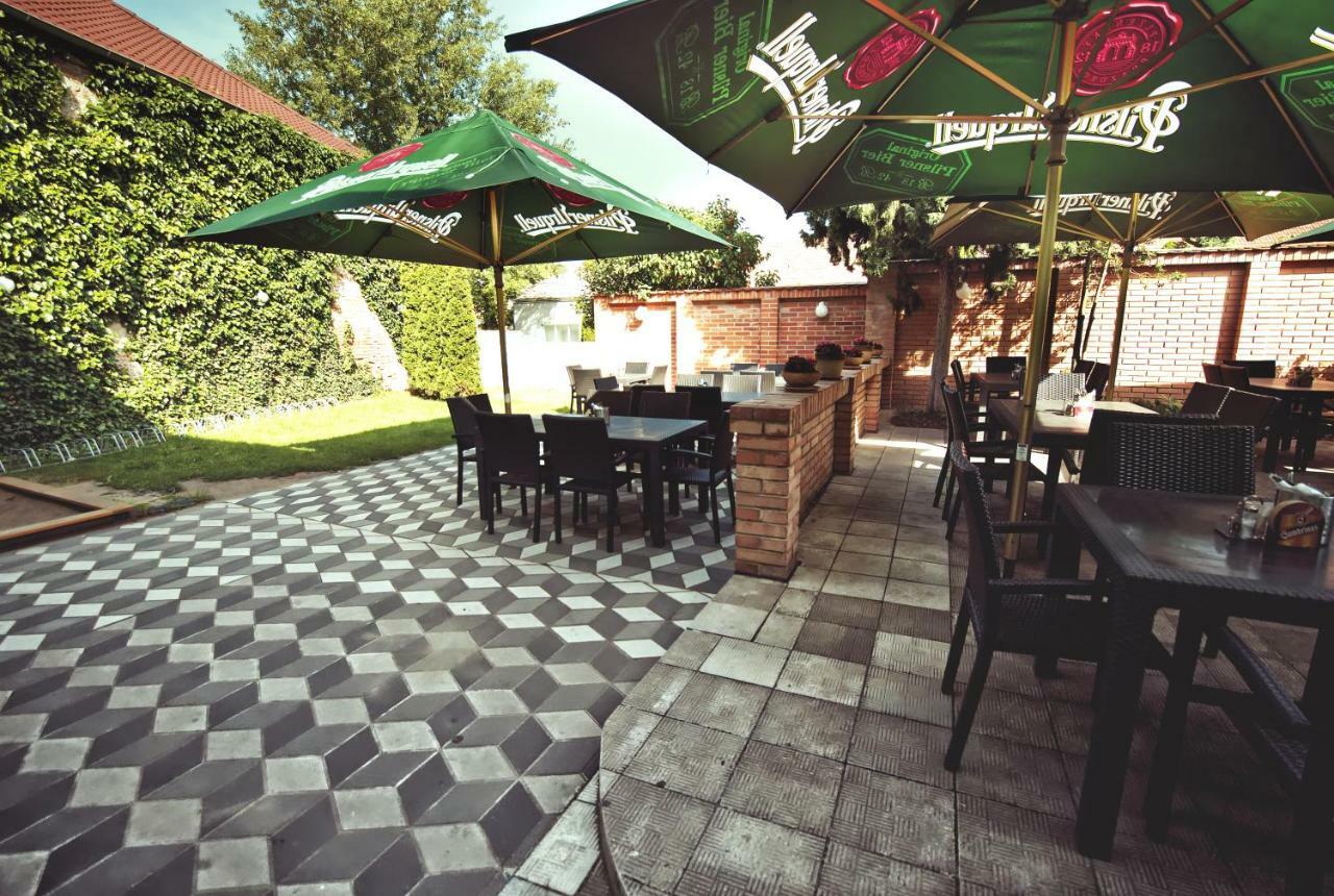 Restaurace A Penzion Praha Dolní Dunajovice Eksteriør bilde