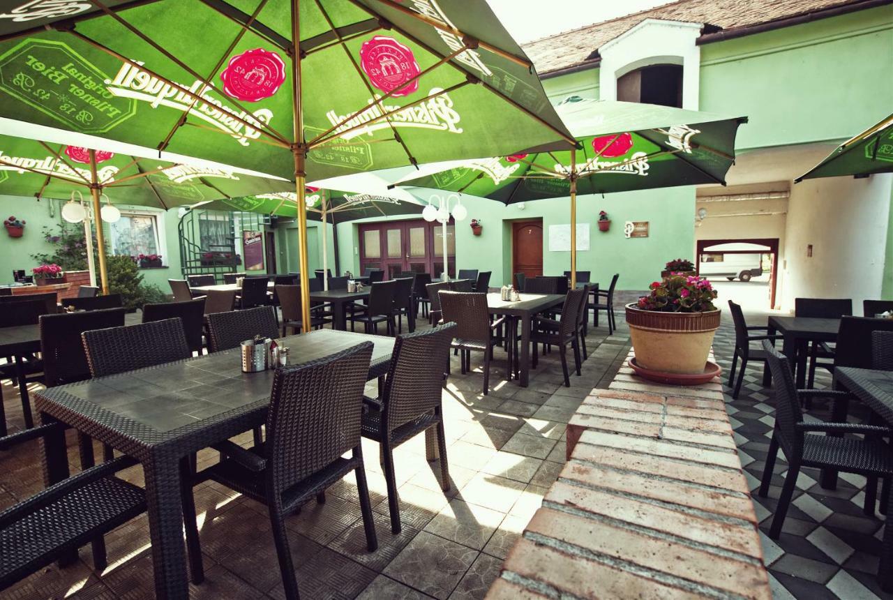 Restaurace A Penzion Praha Dolní Dunajovice Eksteriør bilde